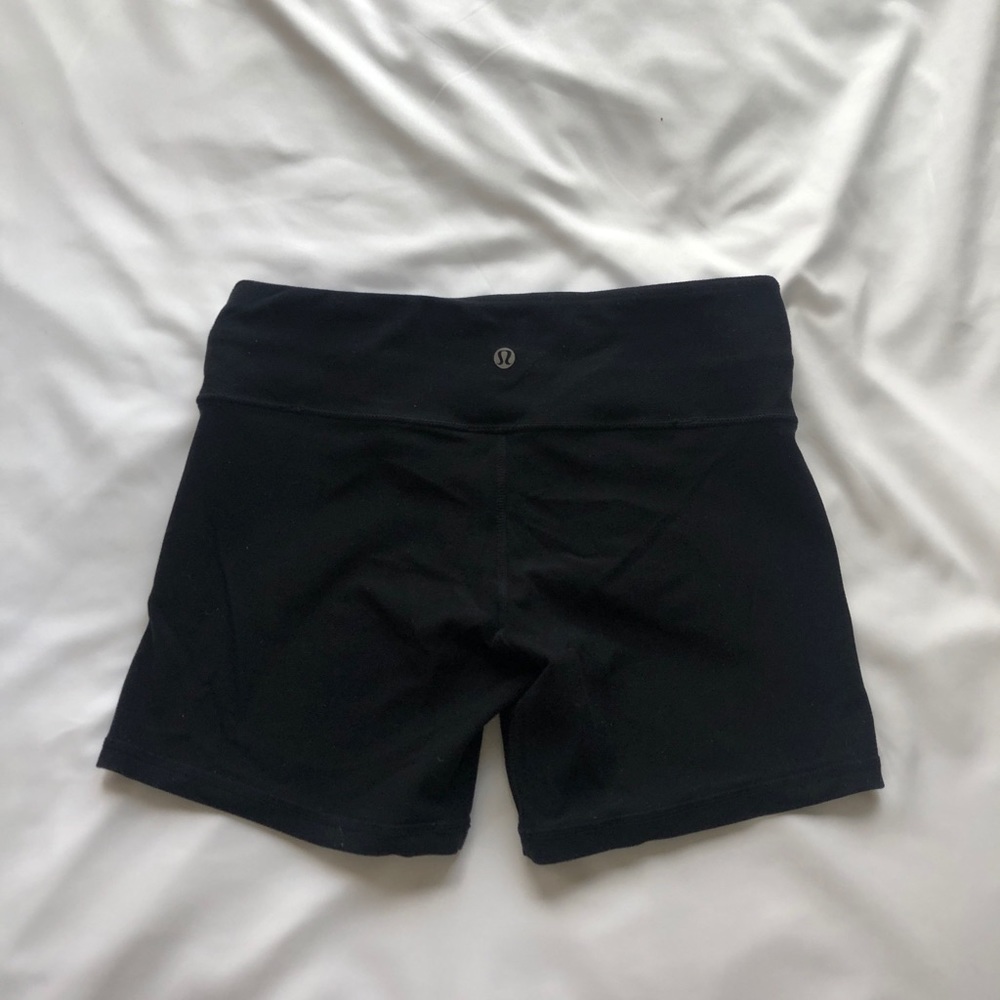 LULULEMON Women’s 6 Reversible Short